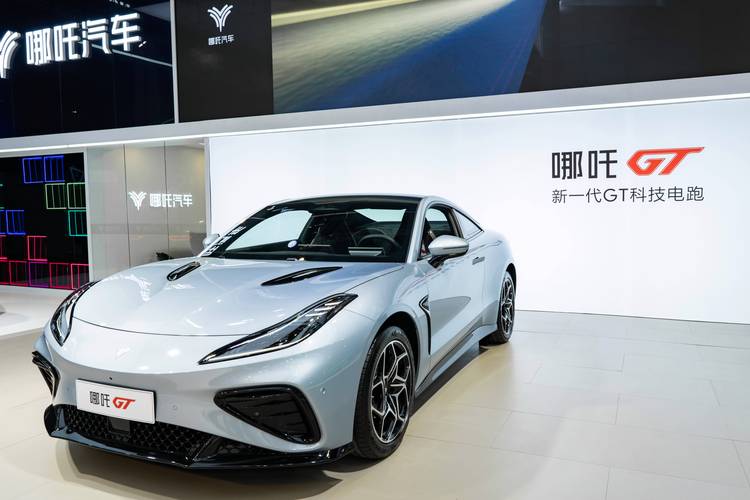 东莞10哪吒汽车在智能汽车领域的表现，领途汽车在新能源汽车市场中的影响力